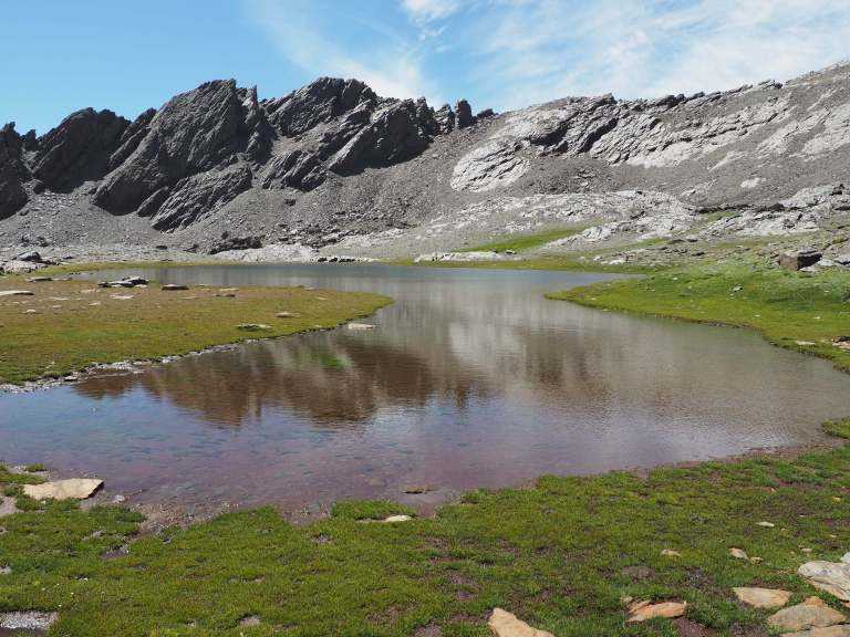 Las lagunas de alta montaña como la de Río Seco en Sierra Nevada son uno de los ambientes más amenazados por el cambio climático. Foto: Pedro Abellán.