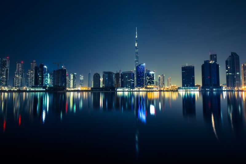Dubai de noche. Imagen de Robert Bock/ Unsplash