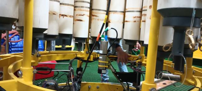 Cámara montada en el instrumento que la mueve por la columna de agua verticalmente